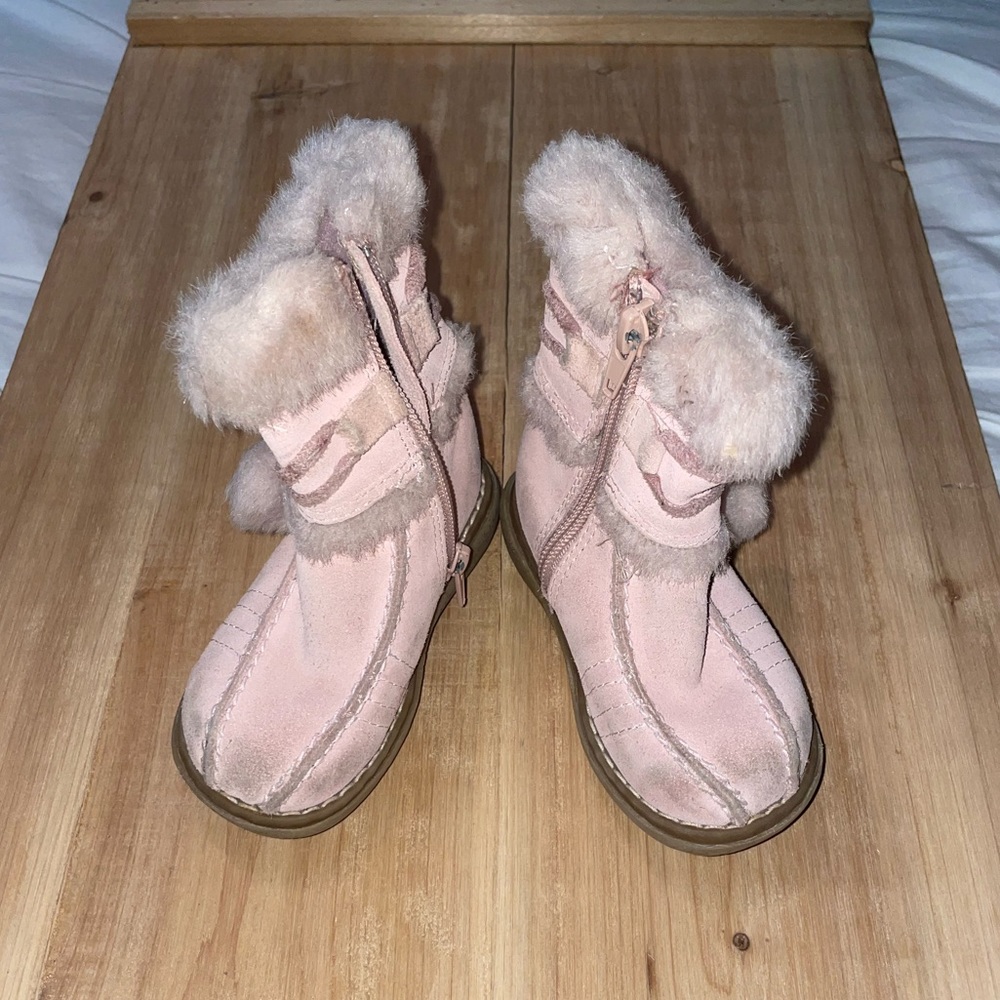4🌈🌈/$20!! 💕✨🤍 Cherokee boots! 5T